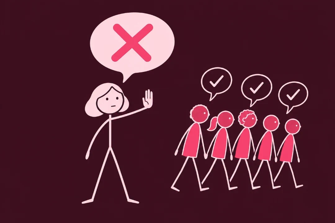 Une femme lève la main pour dire non face à un groupe qui approuve.