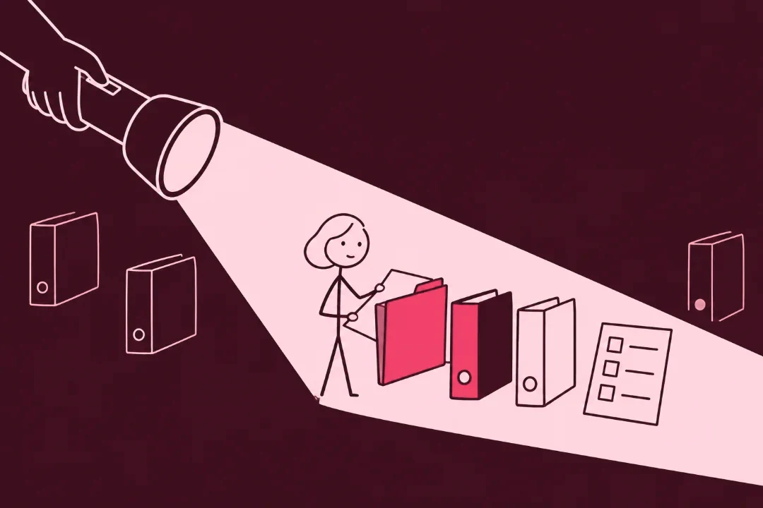 Une lampe éclaire une femme qui présente ses dossiers bien rangés et une liste à cocher.